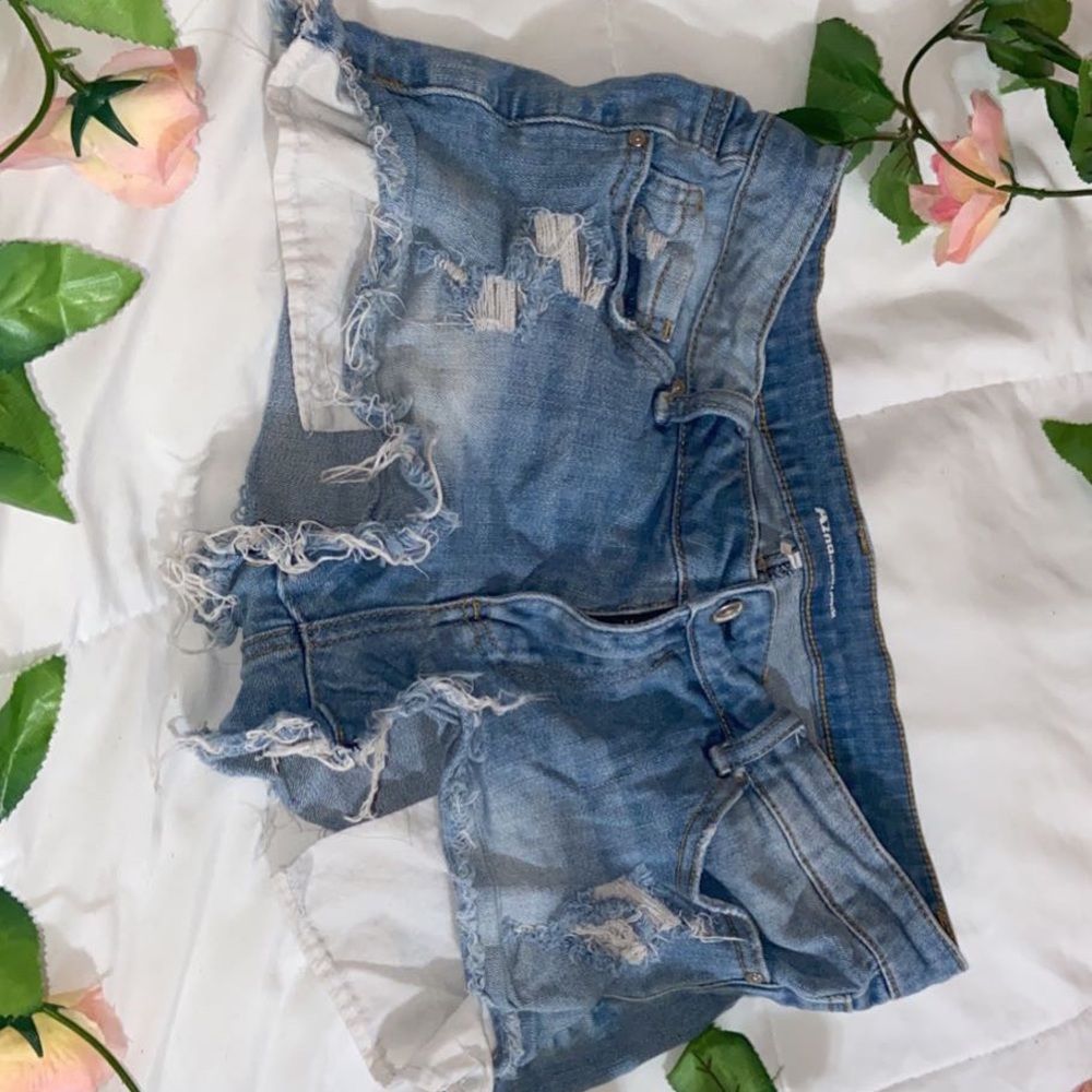 Distressed jean booty shorts💙